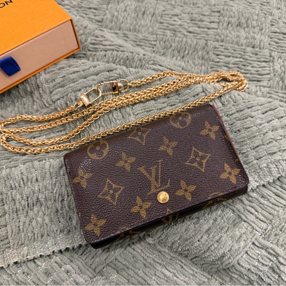 Louis Vuitton Monogram Tresor Wallet Free Crossbody gold chain!